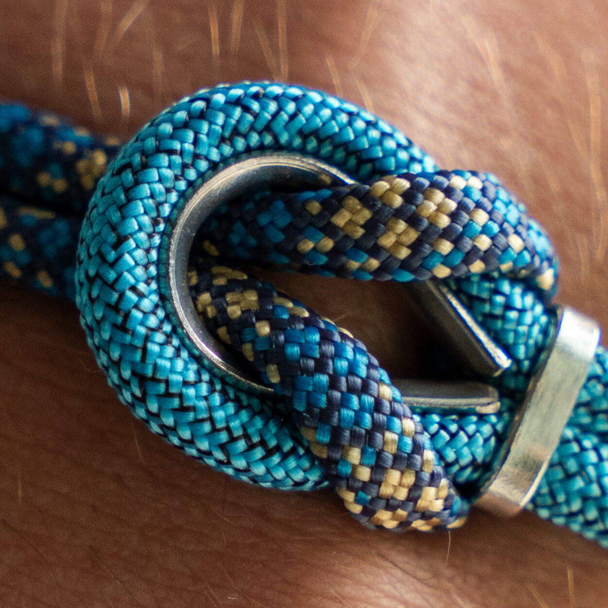 Dettaglio nodo bracciale Portofino Argo in paracord blu, Lab93Studio