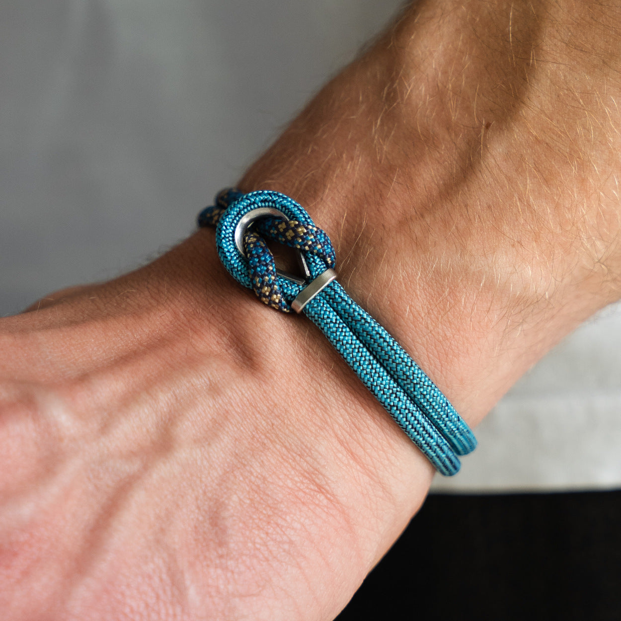 Bracciale Portofino Argo in paracord blu indossato al polso sinistro, Lab93Studio