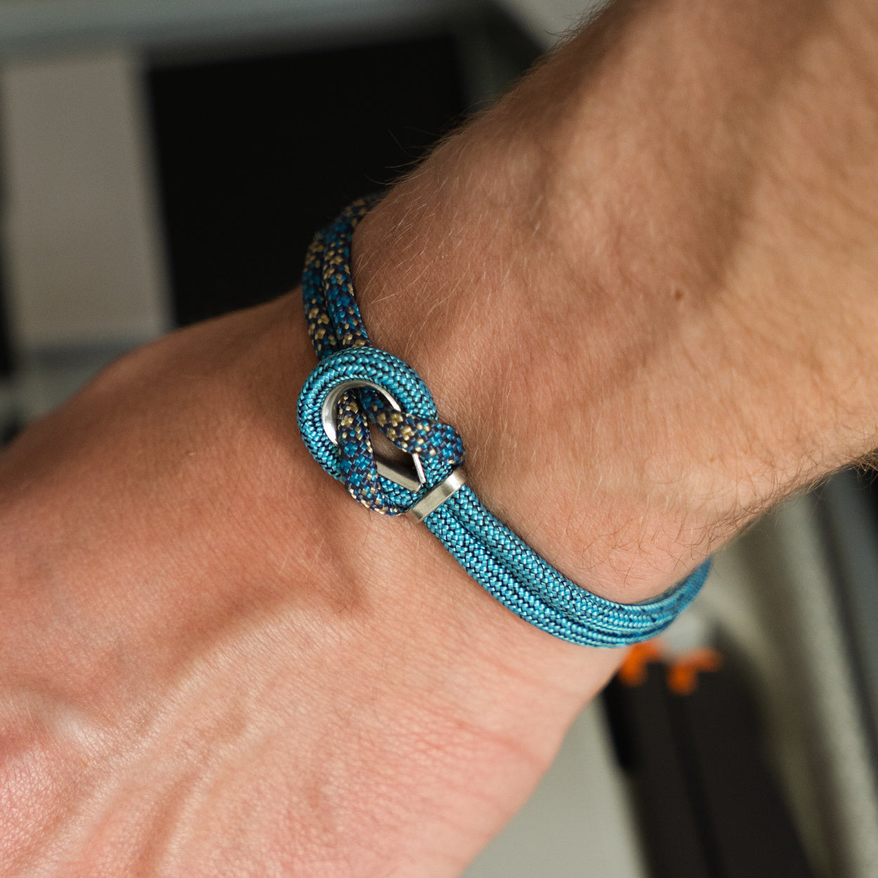 Bracciale Portofino Argo in paracord blu indossato al polso, dettaglio, Lab93Studio