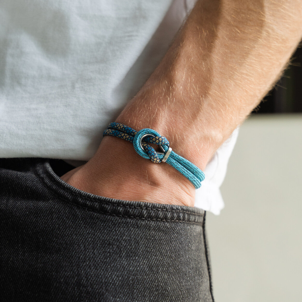 Bracciale Portofino Argo in paracord blu indossato al polso, Lab93Studio