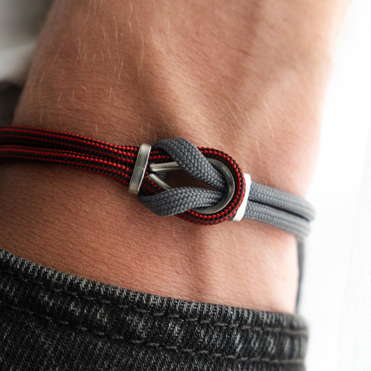 Dettaglio nodo bracciale Portofino Drago in paracord grigio e bordeaux, Lab93Studio