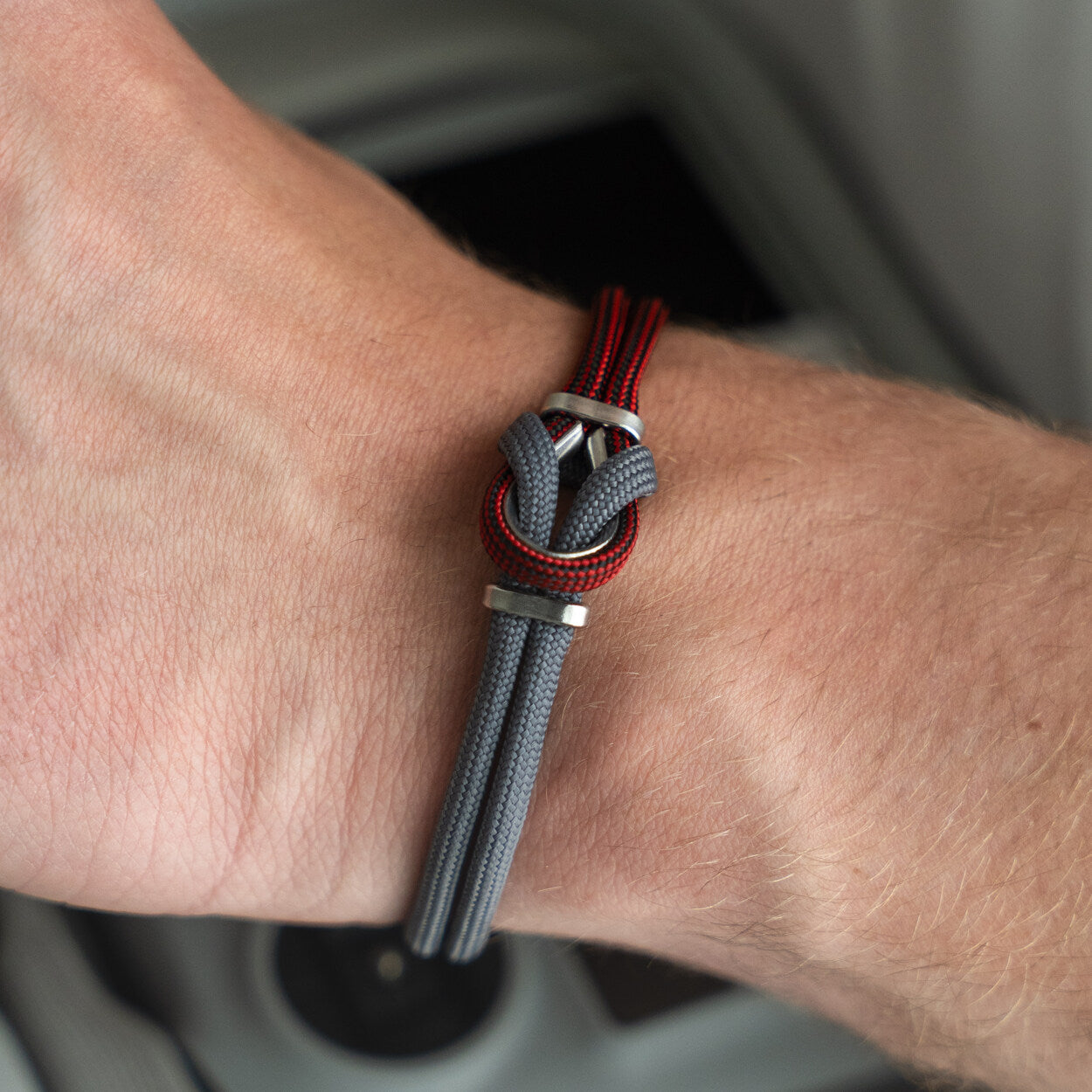 Bracciale Portofino Drago in paracord grigio e bordeaux indossato al polso, dettaglio, Lab93Studio