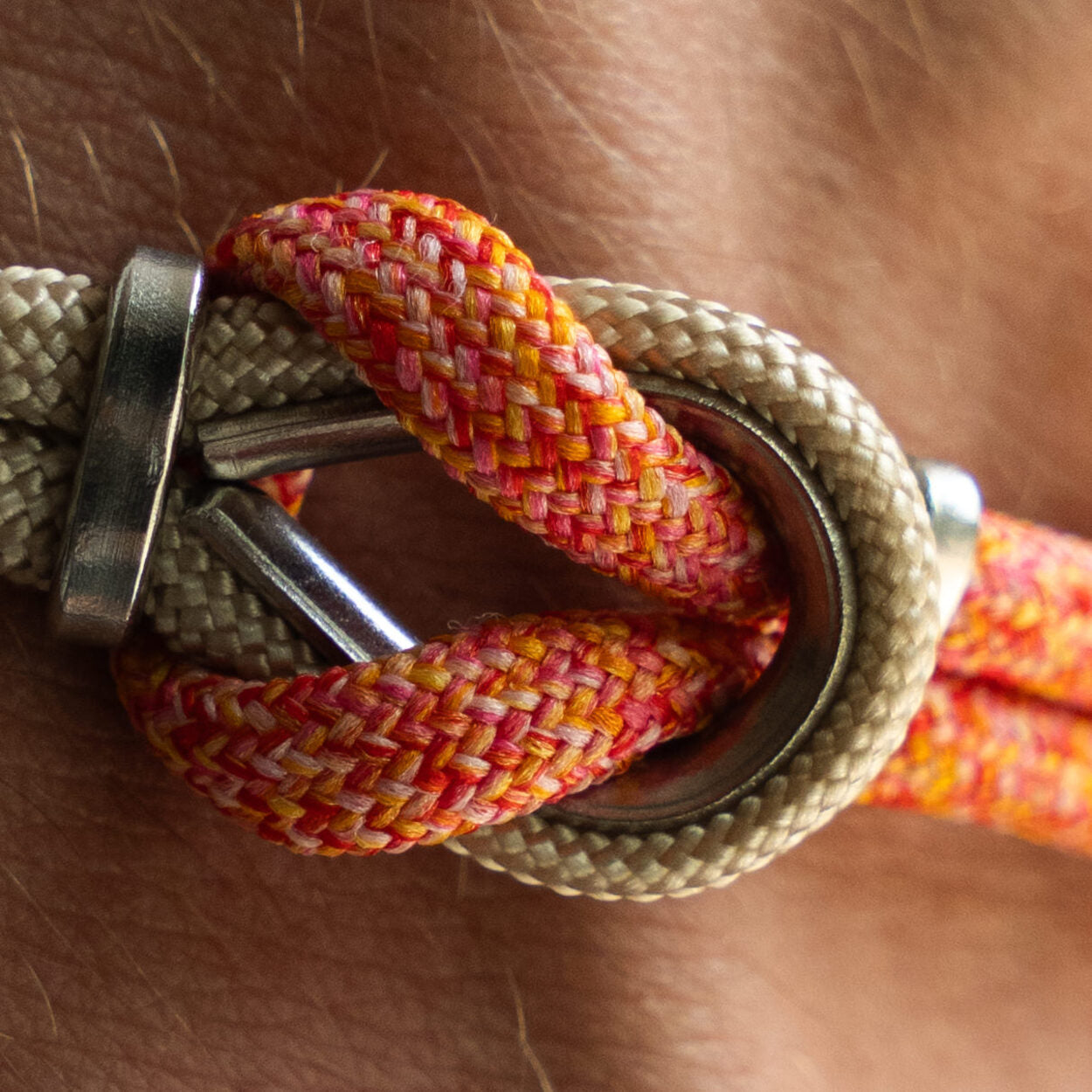 Dettaglio nodo bracciale Portofino Duca in paracord beige e arancio, Lab93Studio