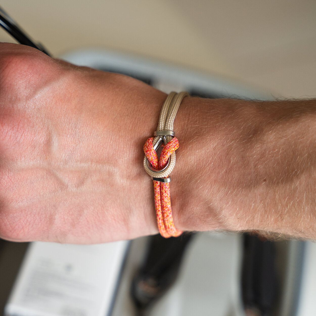 Bracciale Portofino Duca in paracord beige e arancio, dettaglio chiusura in acciaio indossato al polso, Lab93Studio