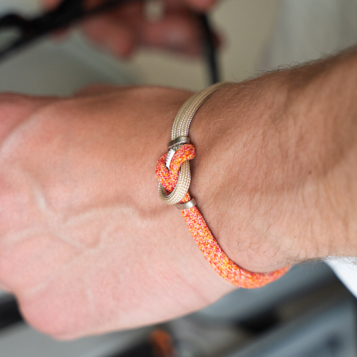 Bracciale Portofino Duca in paracord beige e arancio indossato al polso, dettaglio, Lab93Studio
