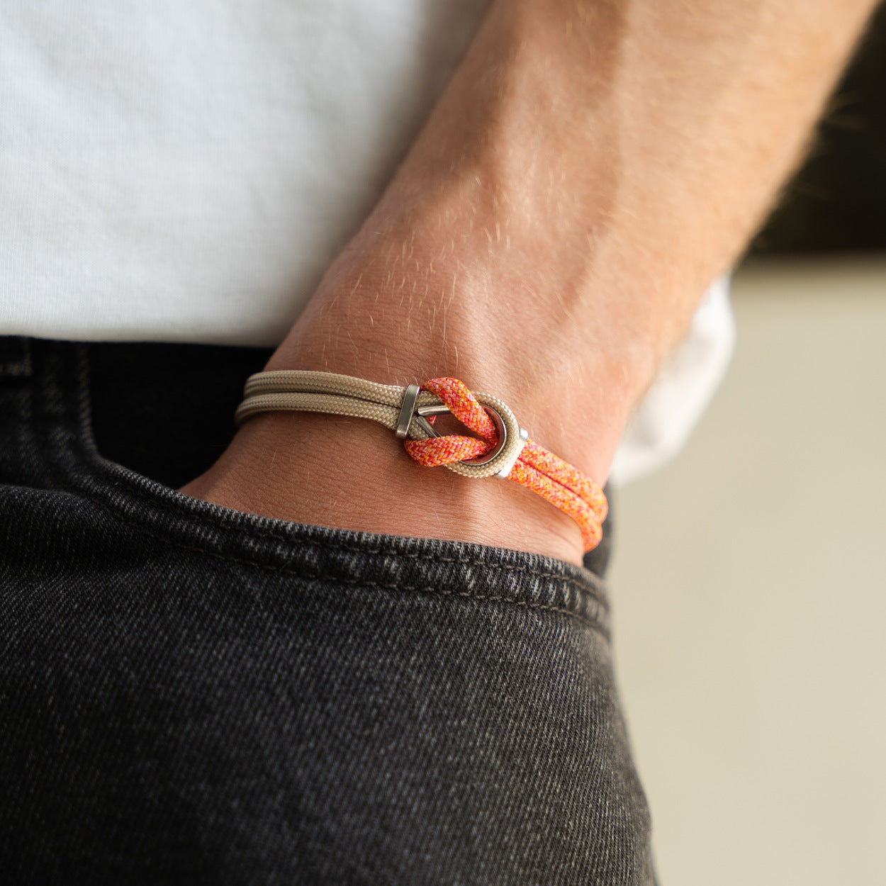 Bracciale Portofino Duca in paracord beige e arancio indossato al polso, Lab93Studio
