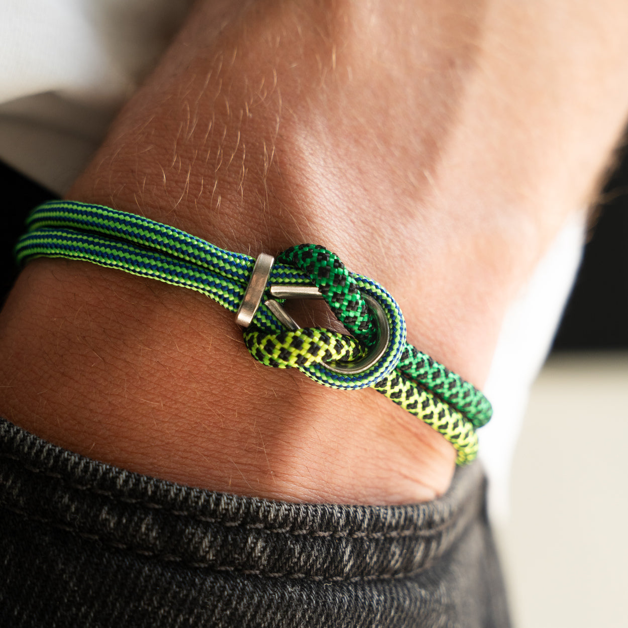 Dettaglio nodo bracciale Portofino Iride in paracord verde e giallo, Lab93Studio