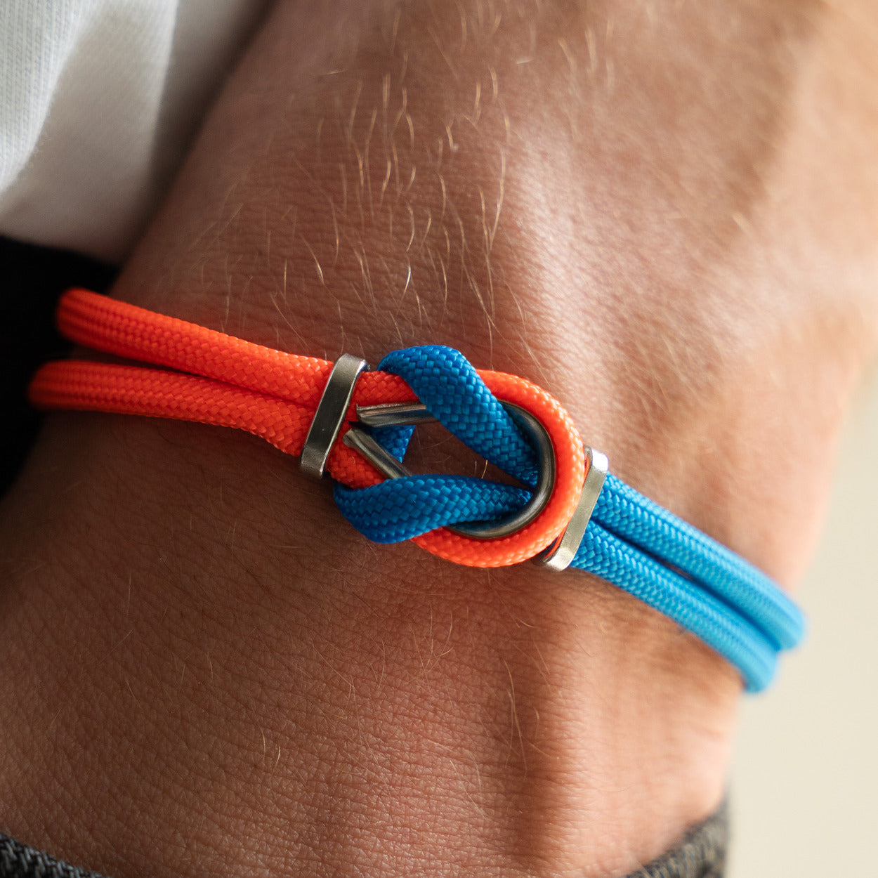 Dettaglio nodo bracciale Portofino Leone in paracord rosso e blu, Lab93Studio