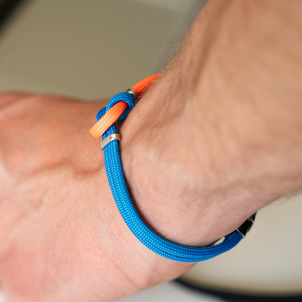 Bracciale Portofino Leone in paracord rosso e blu, dettaglio chiusura in acciaio indossato al polso, Lab93Studio