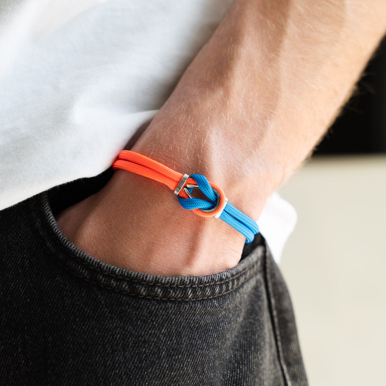 Bracciale Portofino Leone in paracord rosso e blu indossato al polso, Lab93Studio