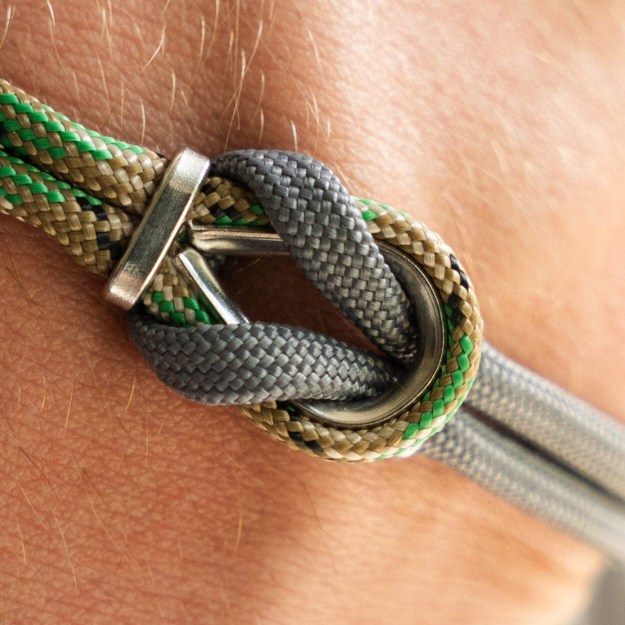 Dettaglio nodo bracciale Portofino Lupo in paracord grigio e verde, Lab93Studio