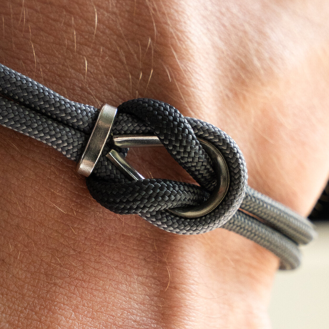 Dettaglio nodo bracciale Portofino Nereo in paracord grigio indossato al polso, Lab93Studio