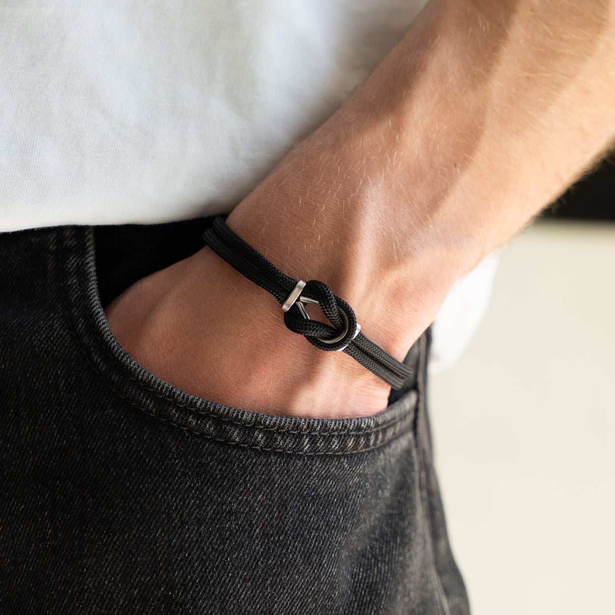 Bracciale Portofino Ombra in paracord nero indossato al polso, Lab93Studio