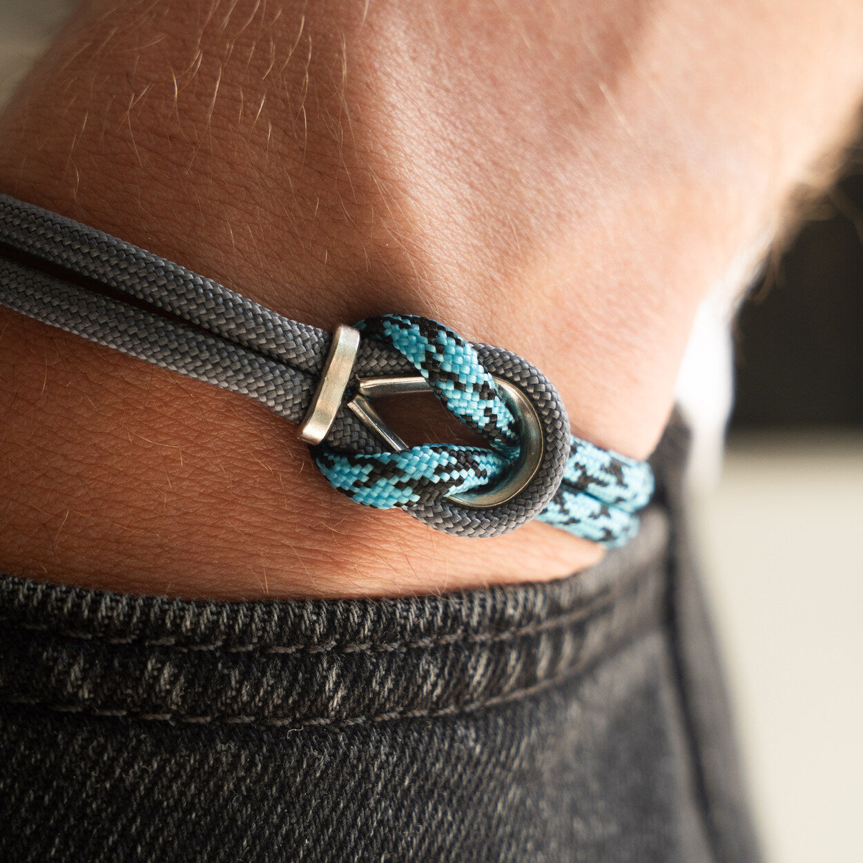 Dettaglio nodo bracciale Portofino Orione in paracord grigio e blu, Lab93Studio