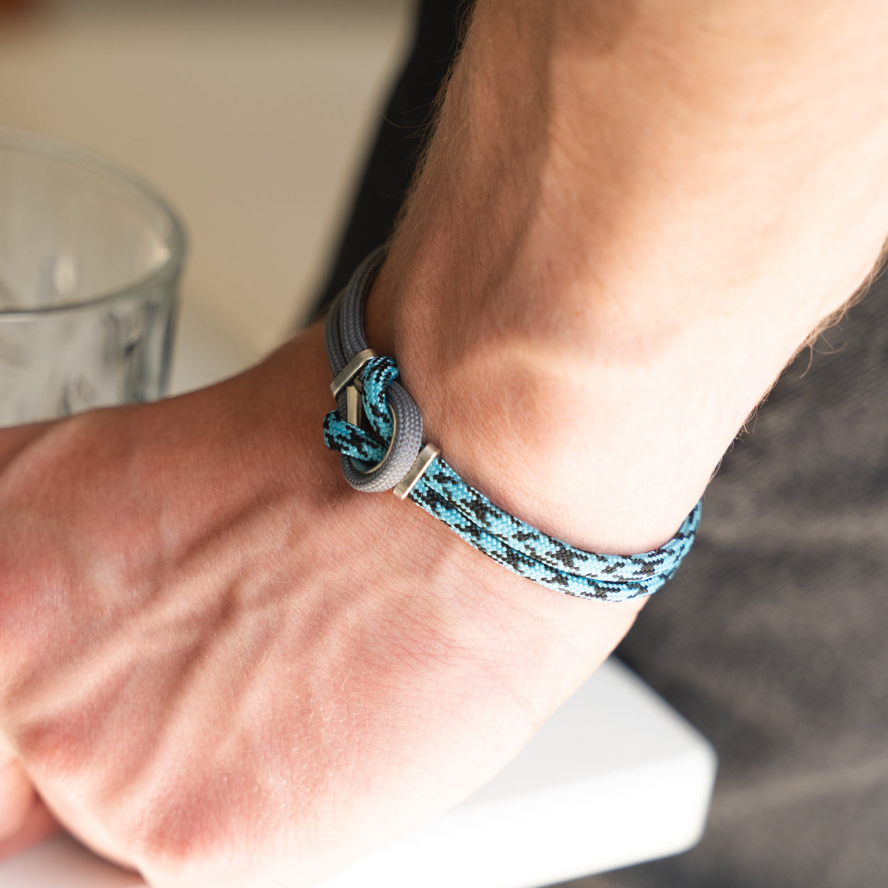 Bracciale Portofino Orione in paracord grigio e blu indossato al polso sinistro, Lab93Studio