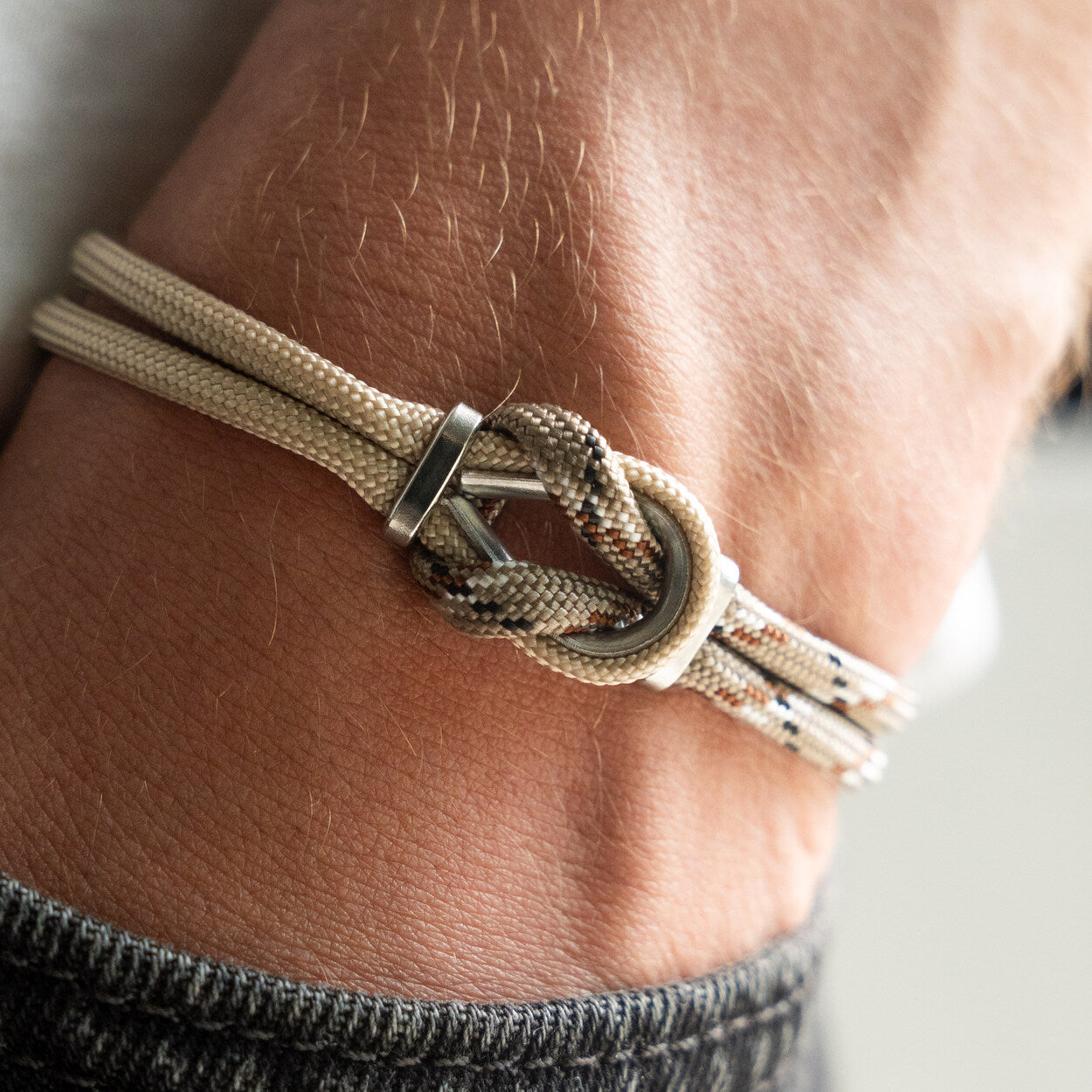 Dettaglio nodo bracciale Portofino Scoglio in paracord beige indossato al polso, Lab93Studio