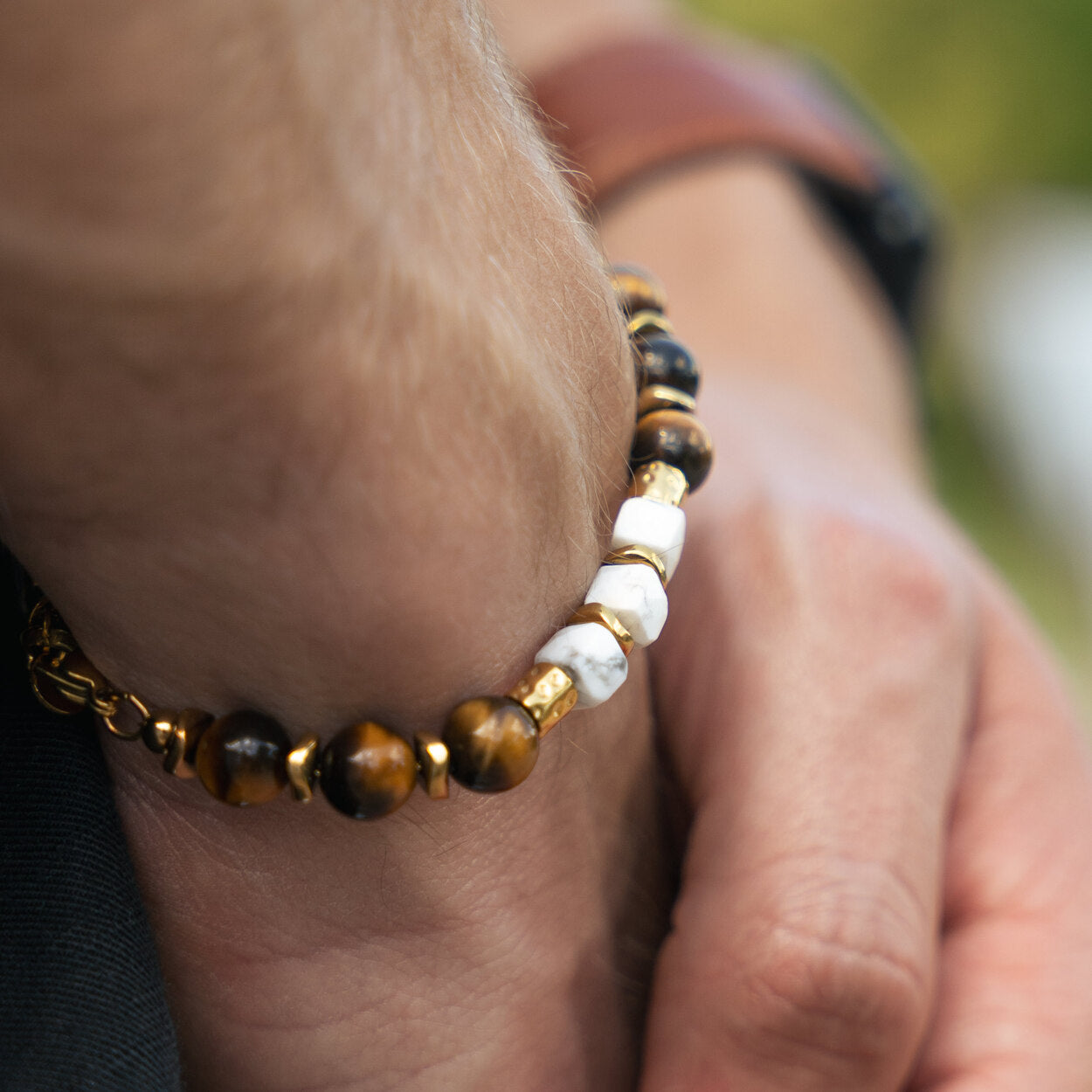 Bracciale Safari in occhio di tigre marrone e howlite bianca | 8mm