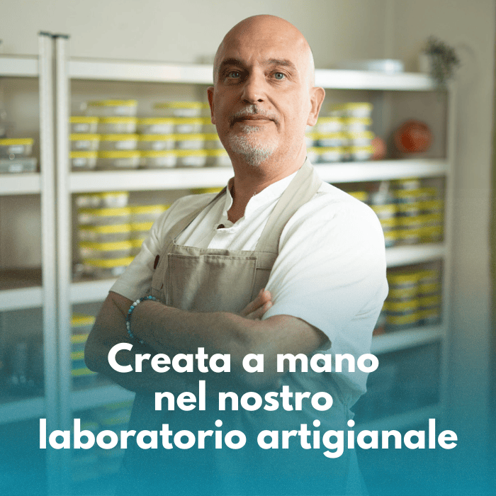Artigiano Lab93Studio crea a mano collane nel laboratorio di Padova