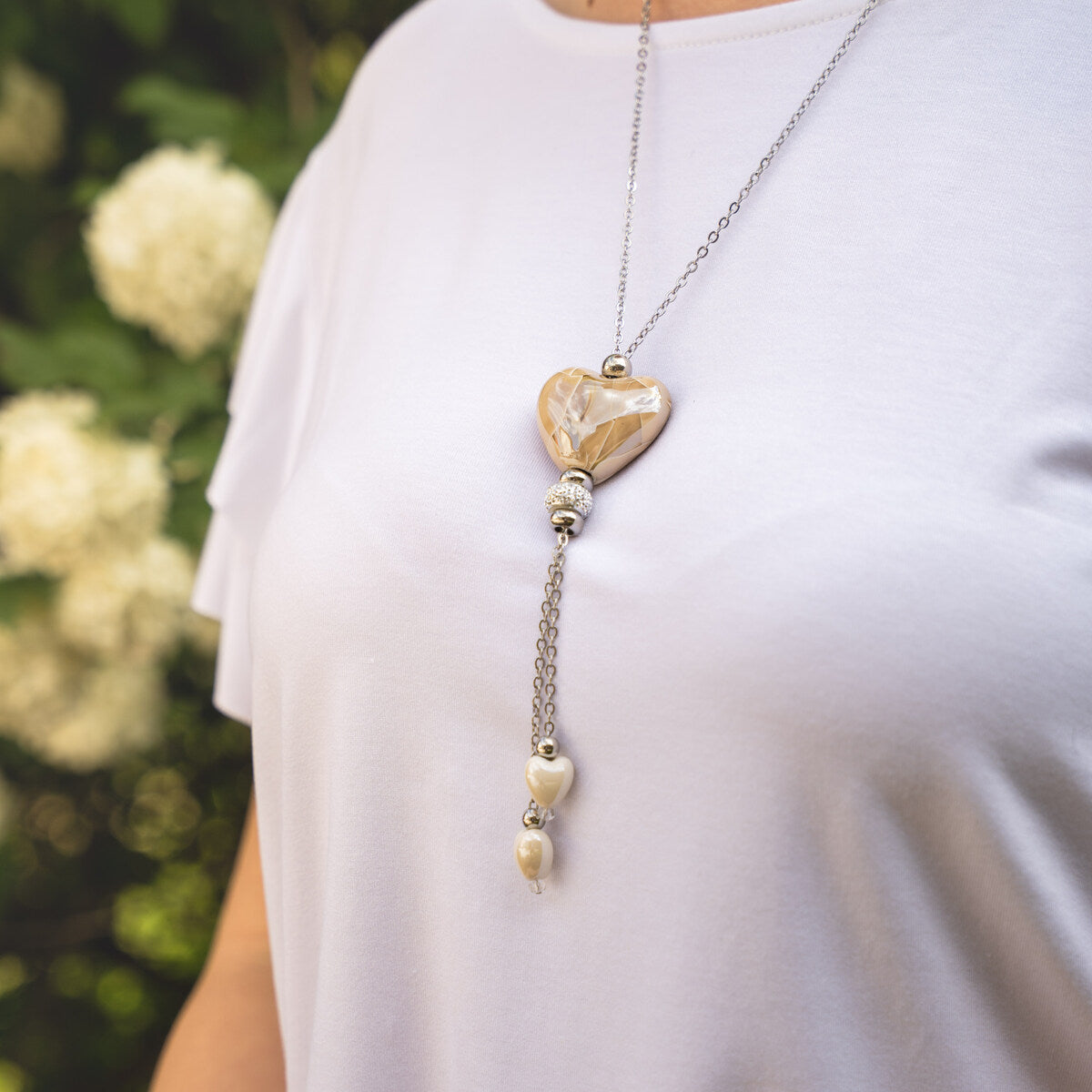 Collana artigianale in ceramica da donna foto indossato