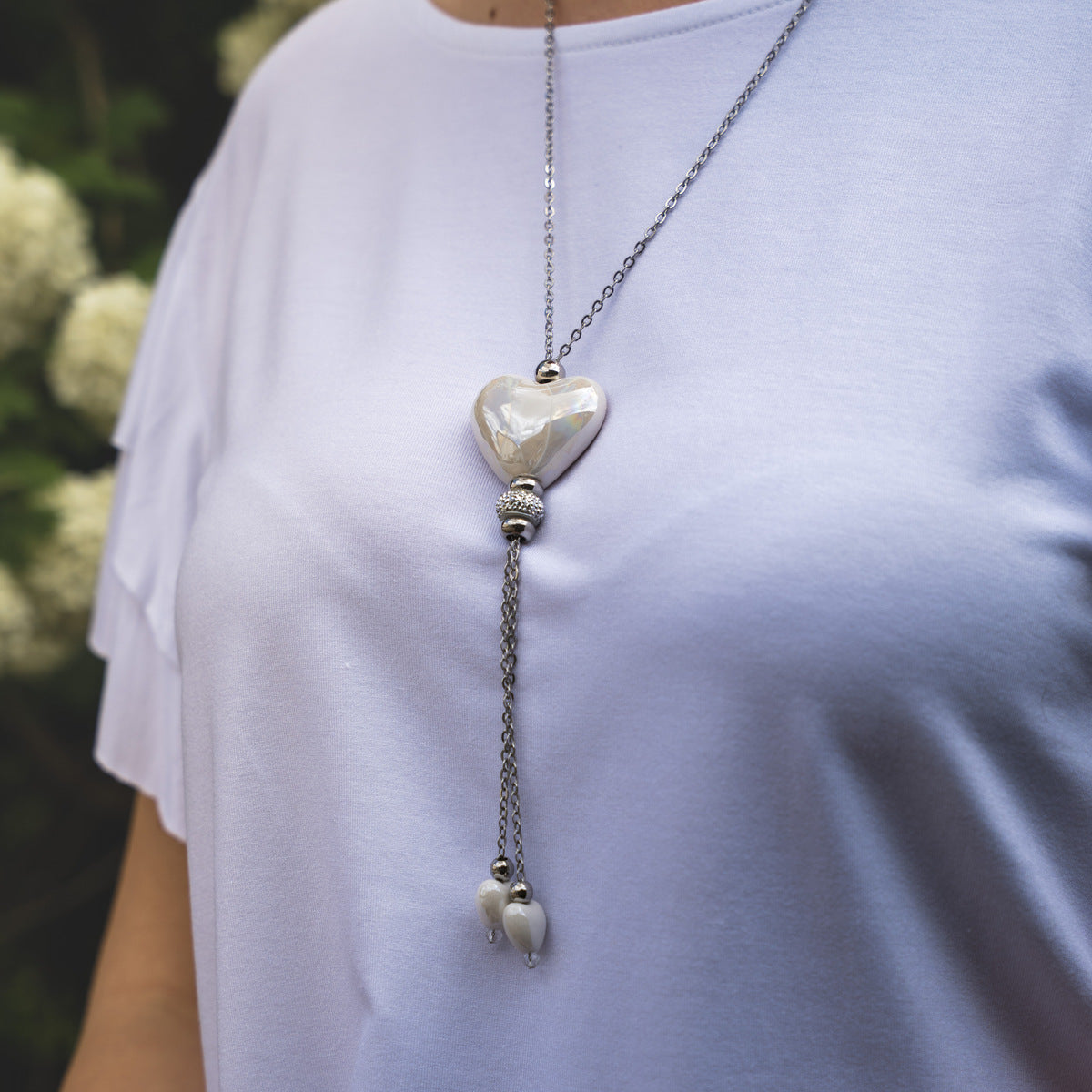 Collana artigianale in ceramica da donna foto indossato