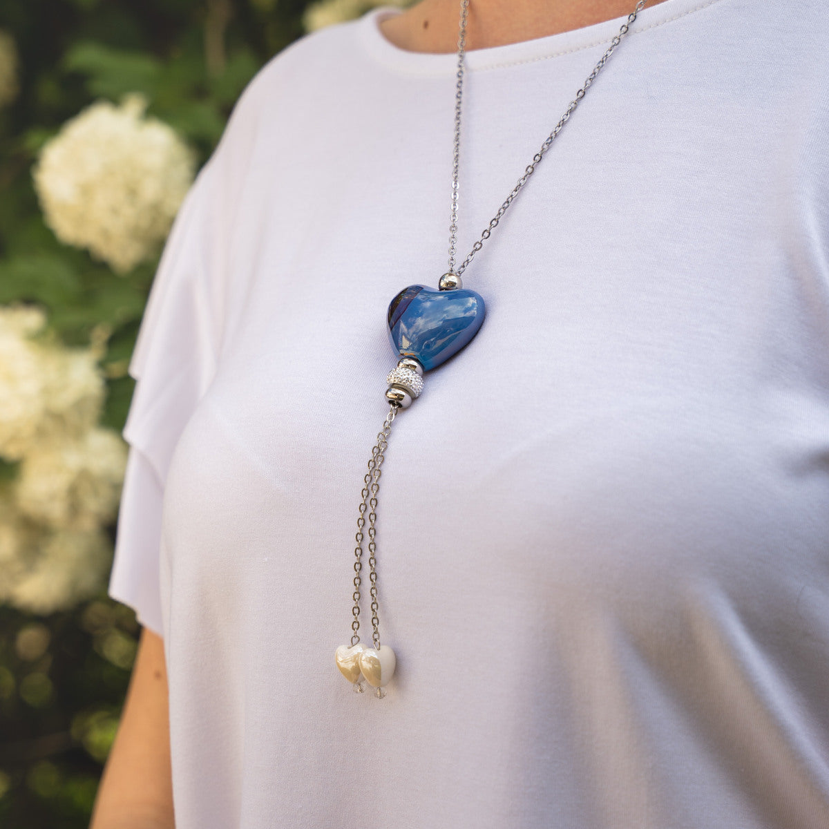 Collana artigianale in ceramica da donna foto indossato
