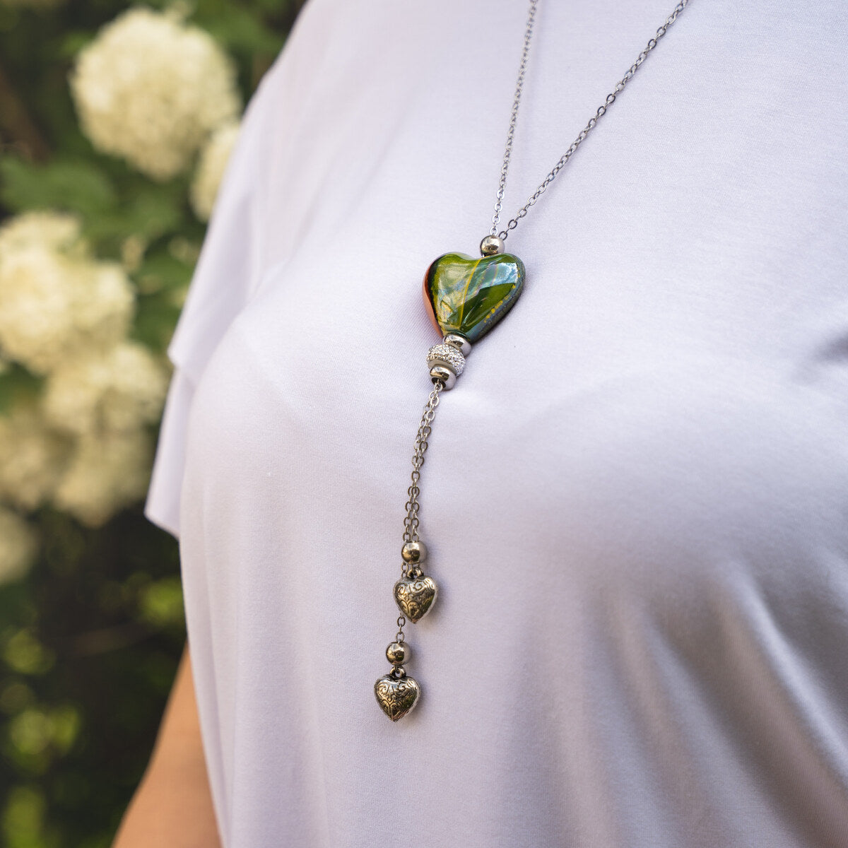 Collana artigianale in ceramica da donna foto indossato