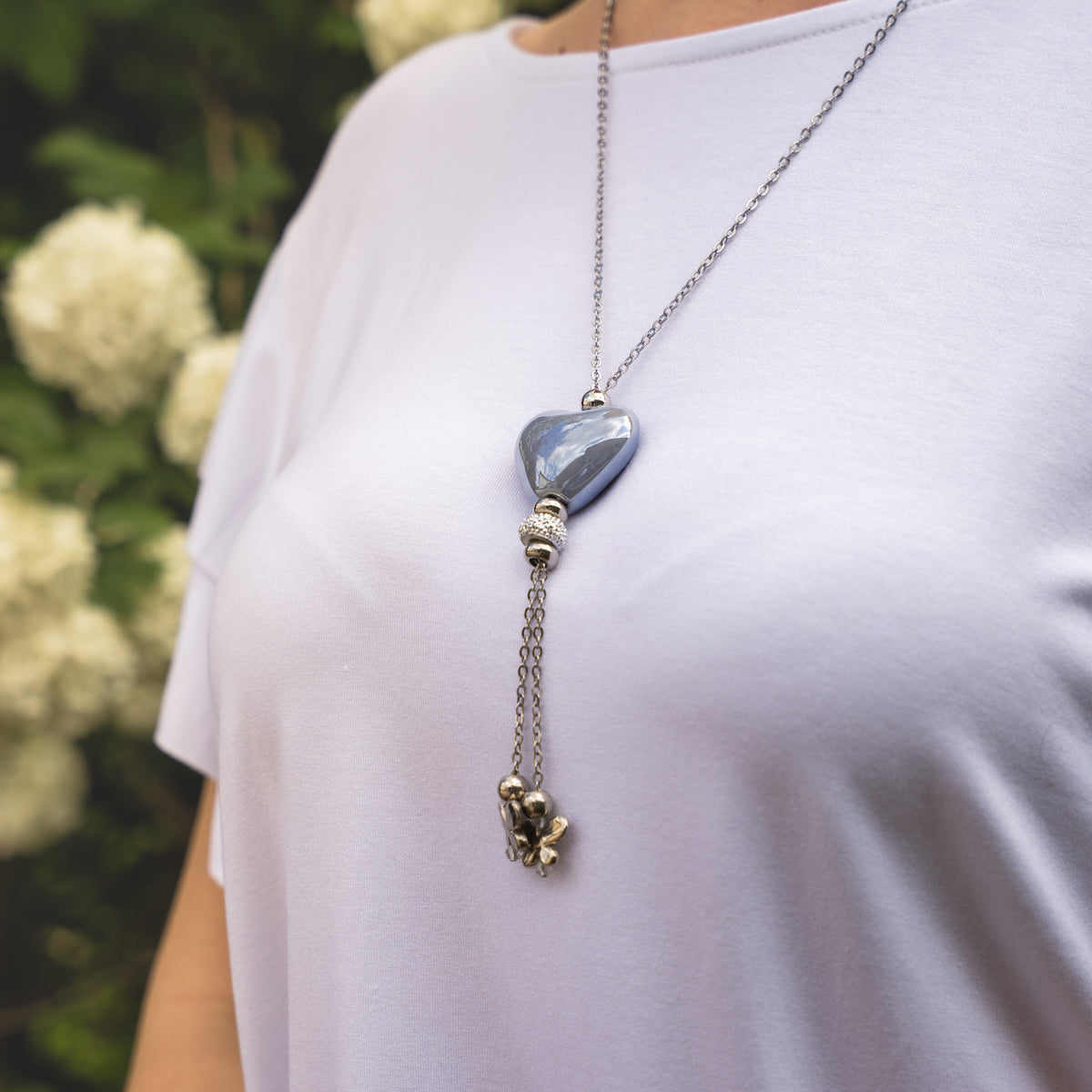Collana artigianale in ceramica da donna foto indossato