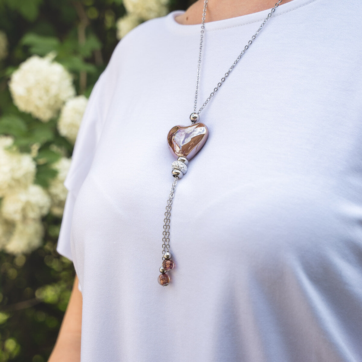 Collana artigianale in ceramica da donna foto indossato