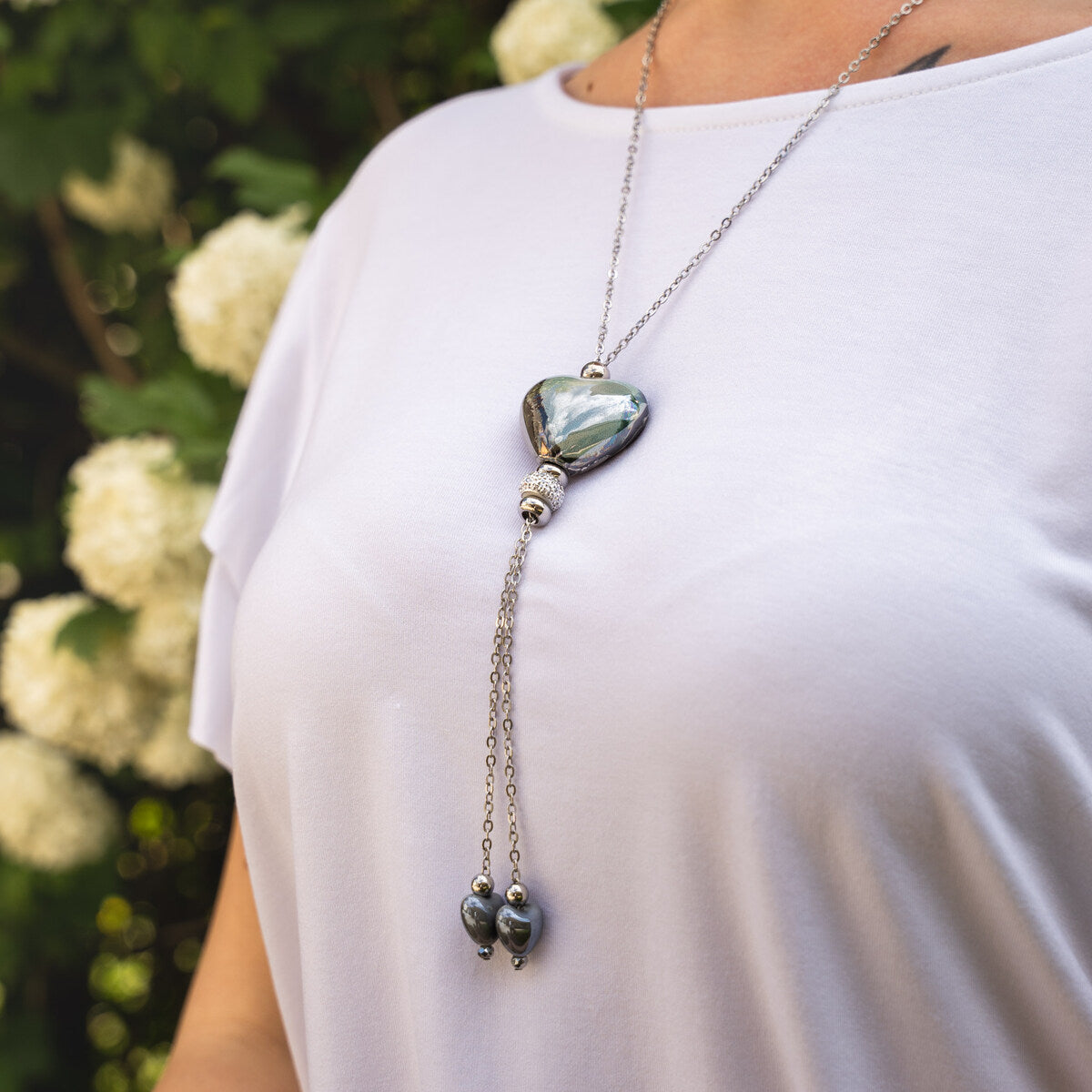 Collana artigianale in ceramica da donna foto indossato