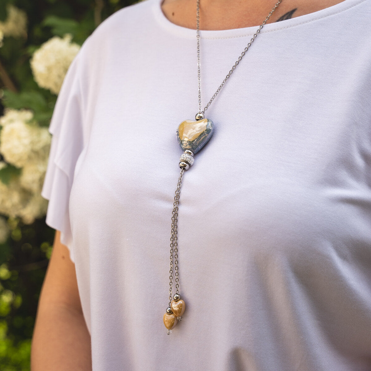 Collana artigianale in ceramica da donna foto indossato