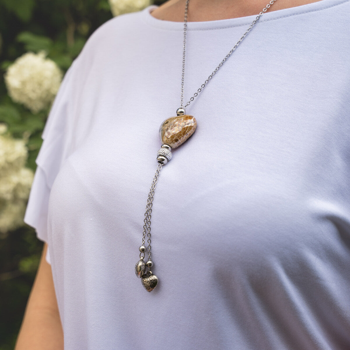 Collana artigianale in ceramica da donna foto indossato