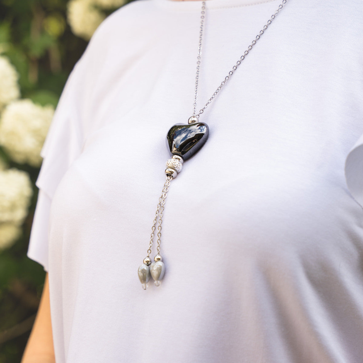 Collana artigianale in ceramica da donna foto indossato