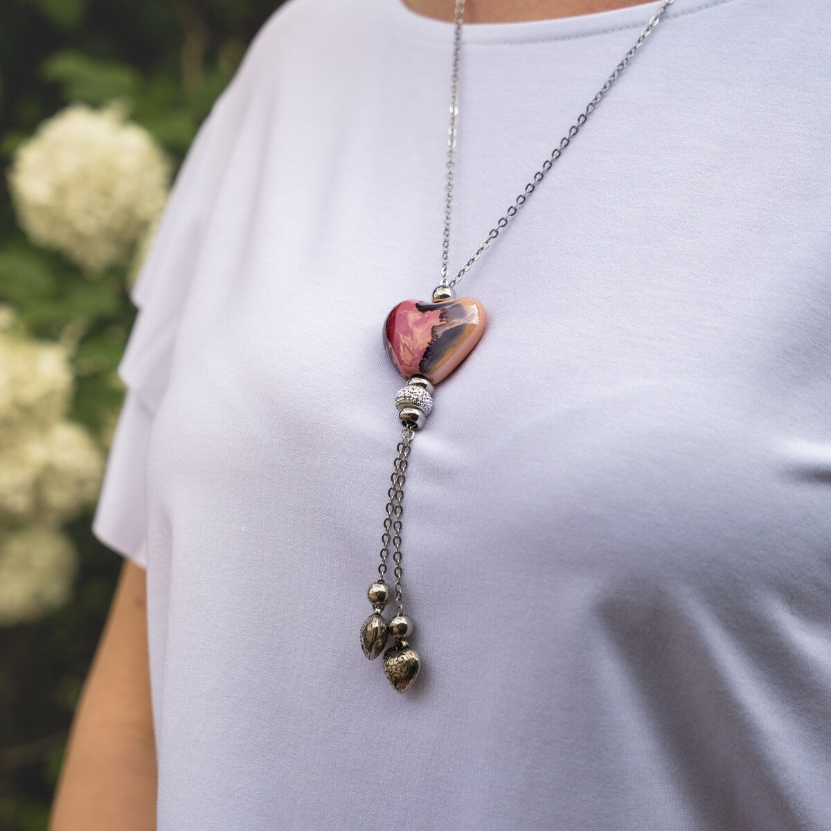 Collana artigianale in ceramica da donna foto indossato