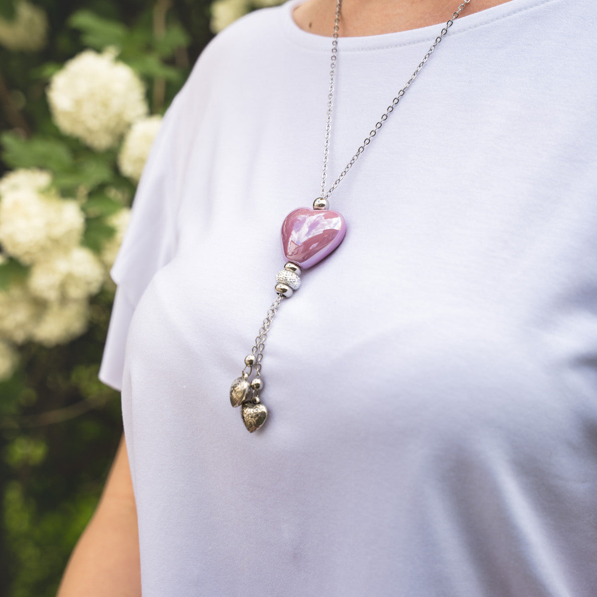 Collana artigianale in ceramica da donna foto indossato
