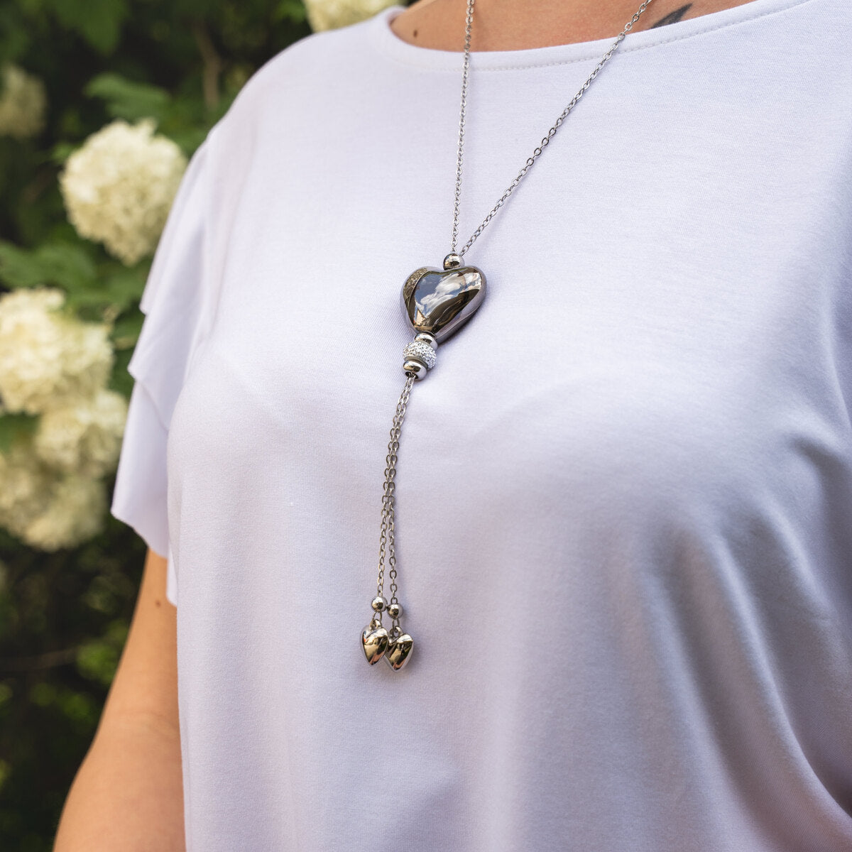 Collana artigianale in ceramica da donna foto indossato