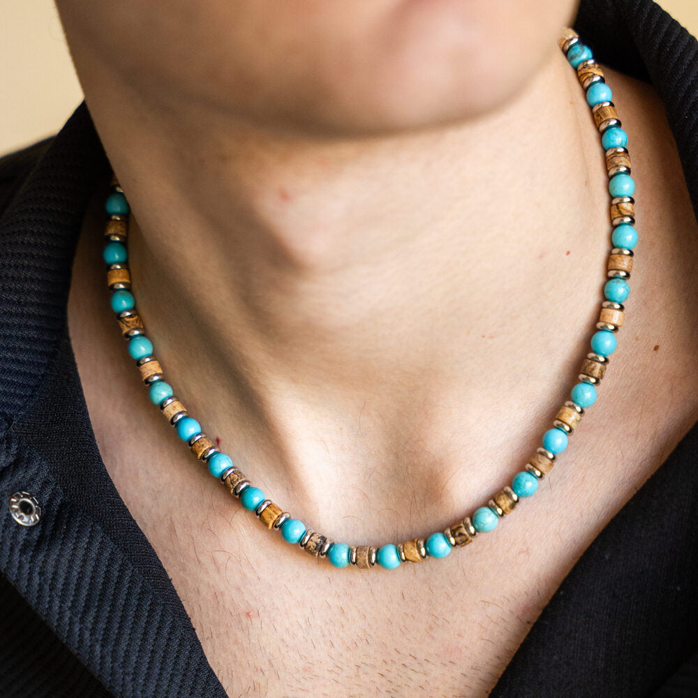Collana Capri artigianale in aulite e diaspro indossata, dettaglio pietre sul collo, Lab93Studio