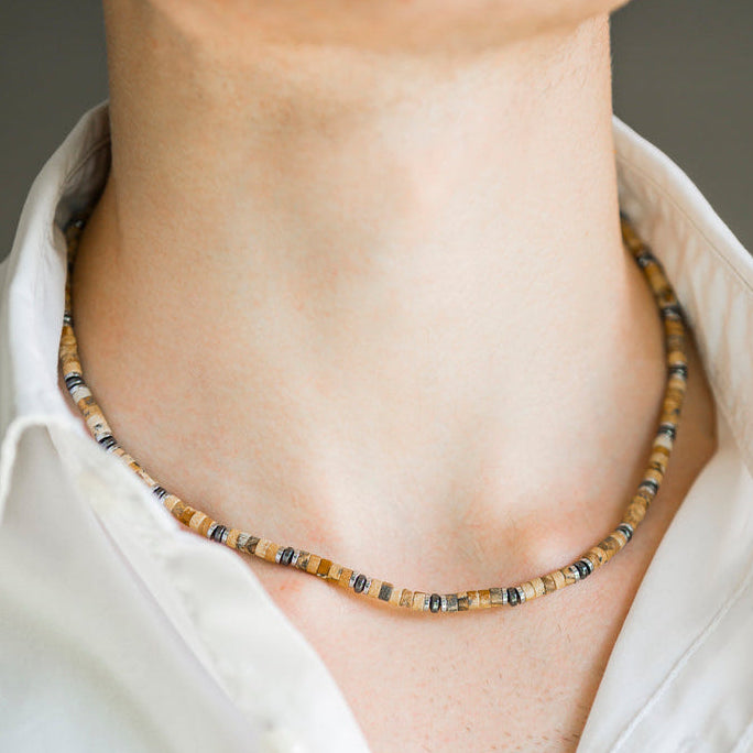 Collana Cervino in jasper australiano ed ematite indossata, dettaglio pietre, Lab93Studio