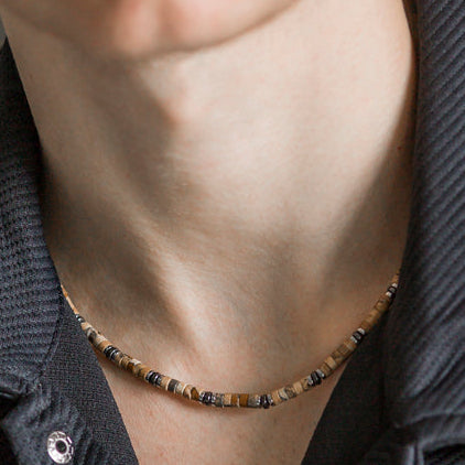 Collana Cervino in jasper australiano ed ematite indossata da uomo, Lab93Studio
