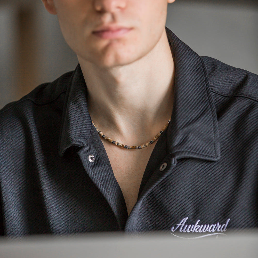 Collana Cervino in jasper australiano ed ematite indossata con camicia scura, Lab93Studio
