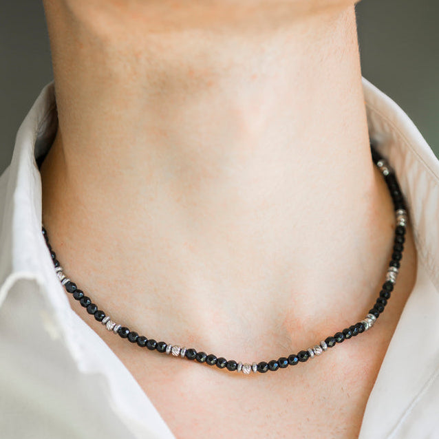 Dettaglio Collana Destino in onice nera indossata sul collo, Lab93Studio