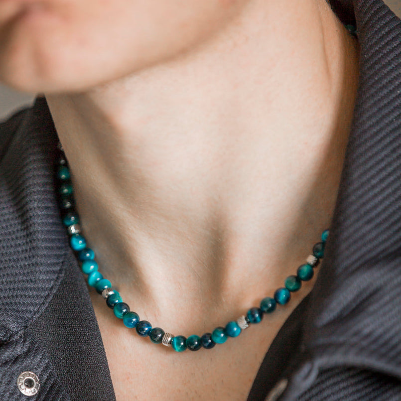 Collana Doge in occhio di tigre blu zaffiro indossata da uomo, Lab93Studio