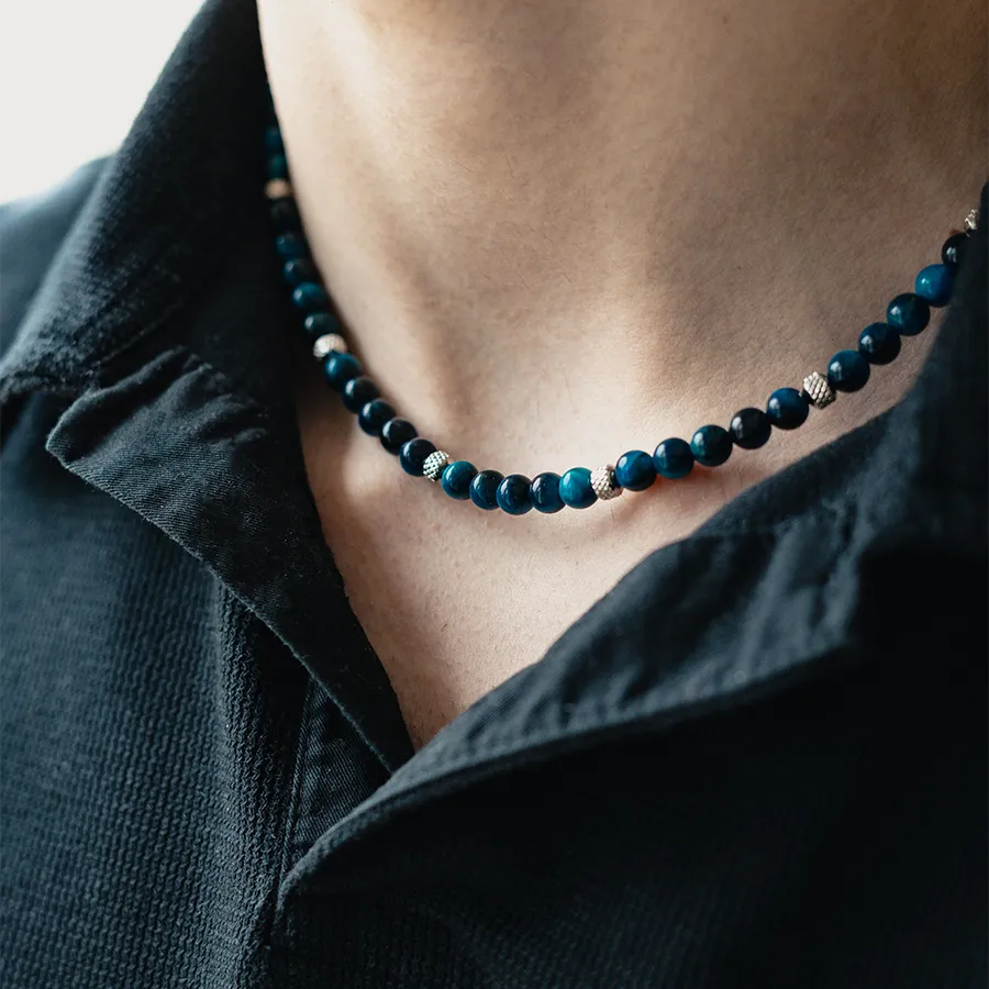 Collana Doge in occhio di tigre blu zaffiro indossata con camicia scura, Lab93Studio