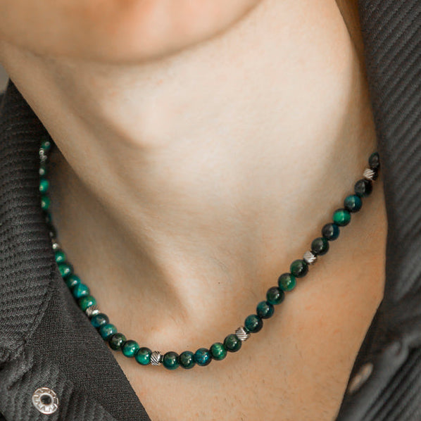 Collana Doge in occhio di tigre verde smeraldo indossata da uomo, Lab93Studio