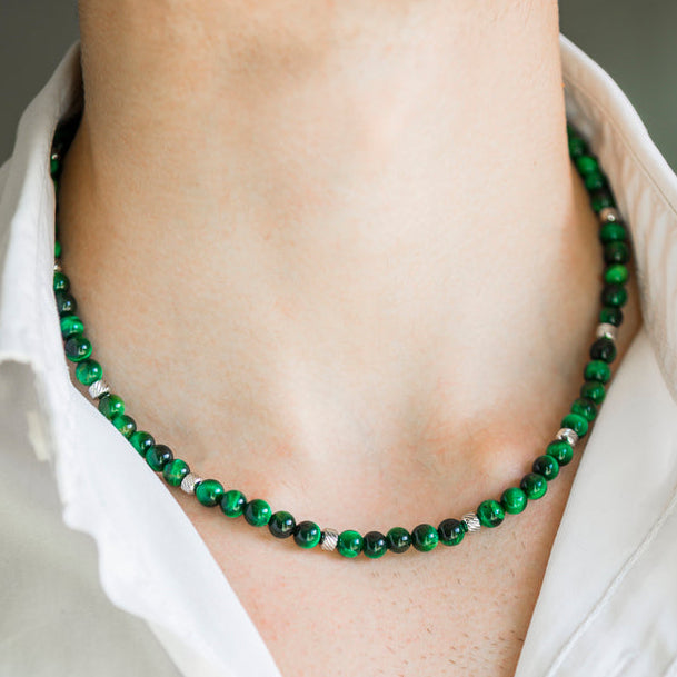 Collana Doge in occhio di tigre verde smeraldo indossata con camicia bianca, Lab93Studio
