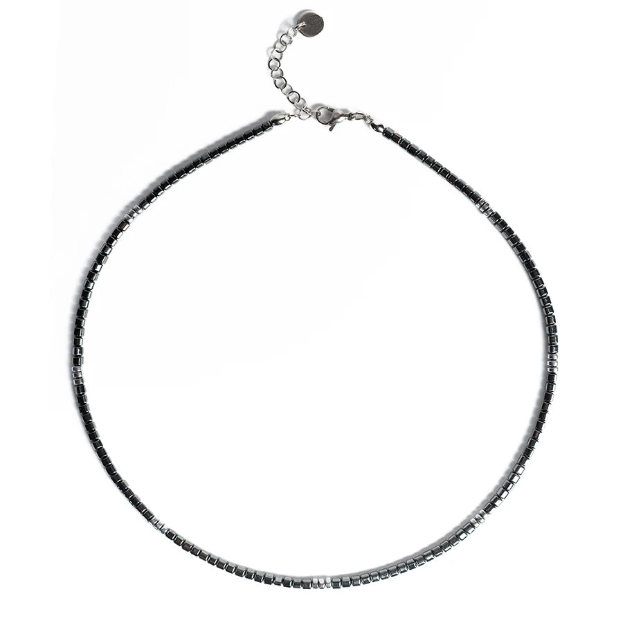 Collana palazzo in ematite con sfondo bianco