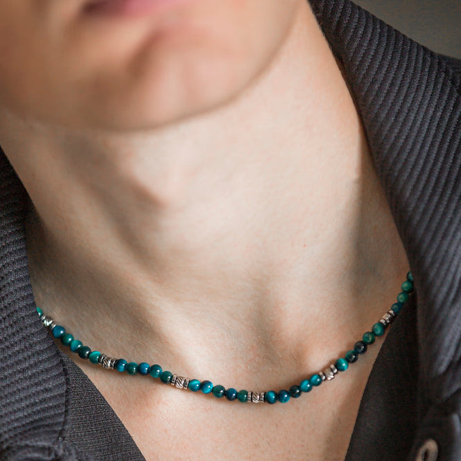 Collana Essenza in occhio di tigre azzurro indossata da uomo, Lab93Studio