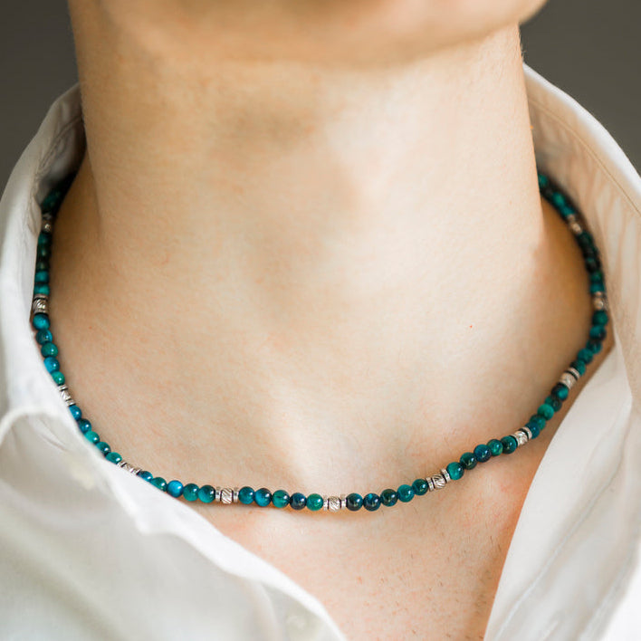 Collana Essenza in occhio di tigre azzurro indossata con camicia bianca, Lab93Studio
