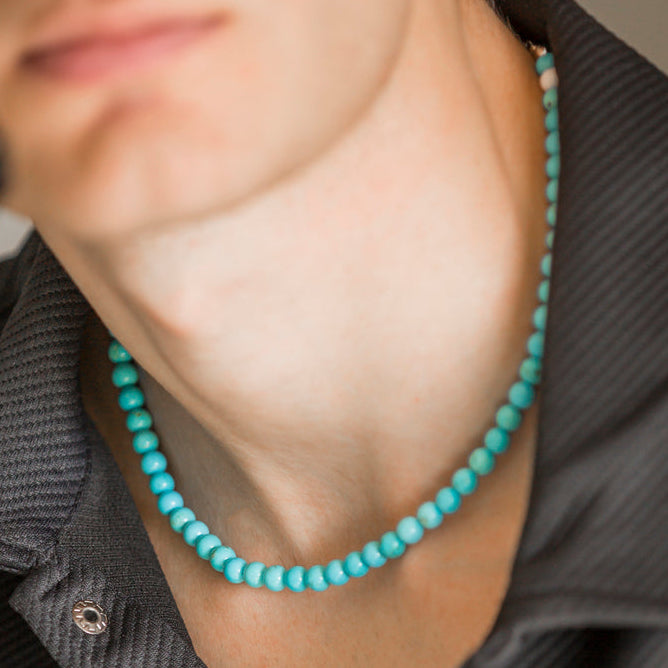 Collana Nila in howlite turchese indossata da uomo, Lab93Studio