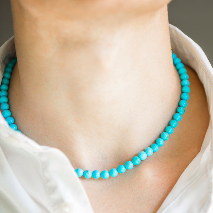 Collana Nila in howlite turchese indossata con camicia bianca, Lab93Studio