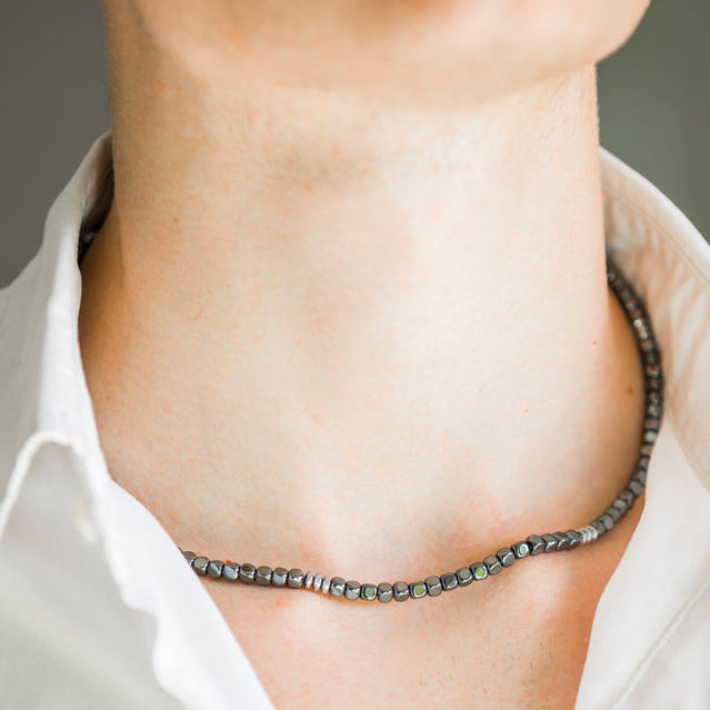 Collana Palazzo in ematite naturale indossata sul collo, dettaglio pietre, Lab93Studio
